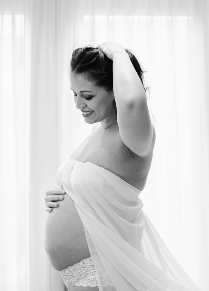 Glamour black&white pregnancy portrait