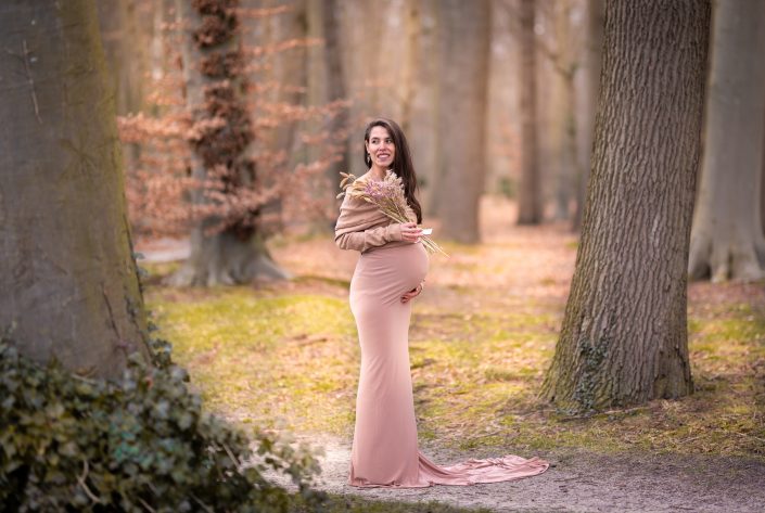 Pregnancy session in the forest
